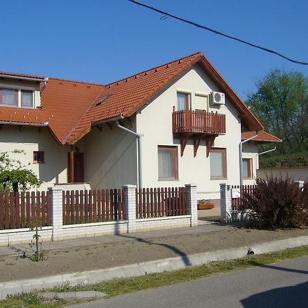 Csipkehaz Apartman Cserkeszőlő Eksteriør billede