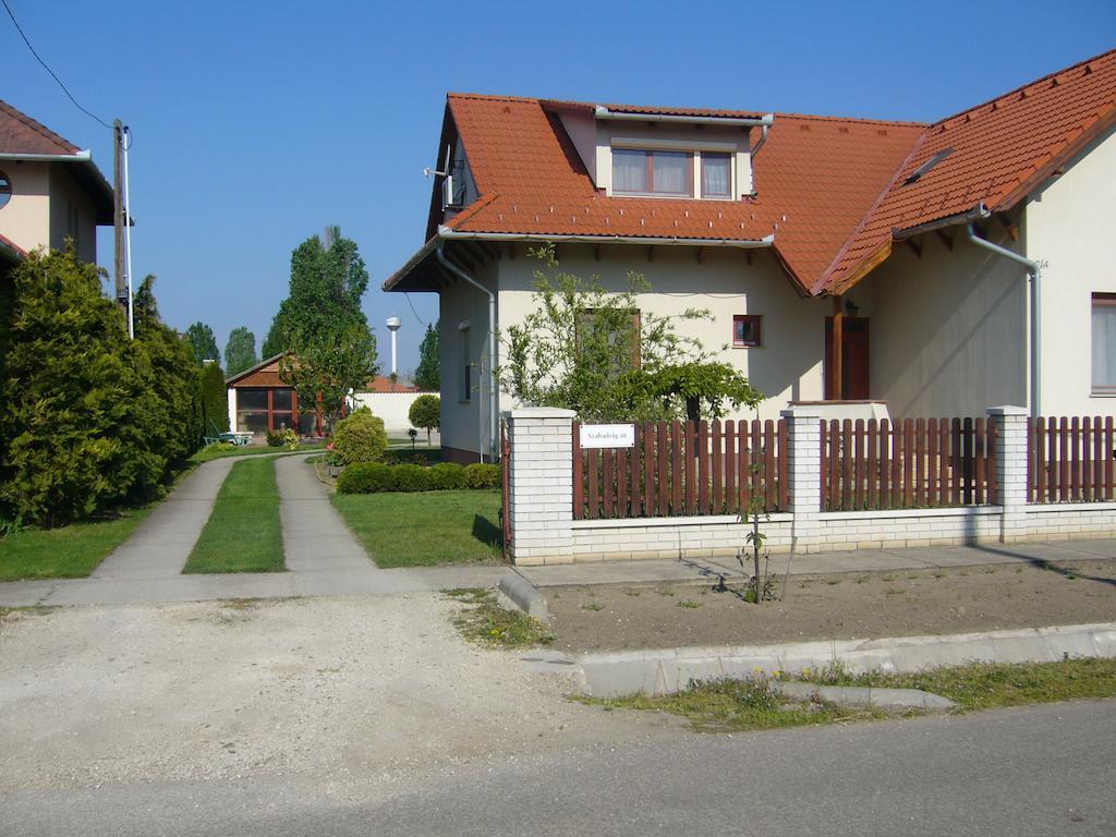 Csipkehaz Apartman Cserkeszőlő Eksteriør billede